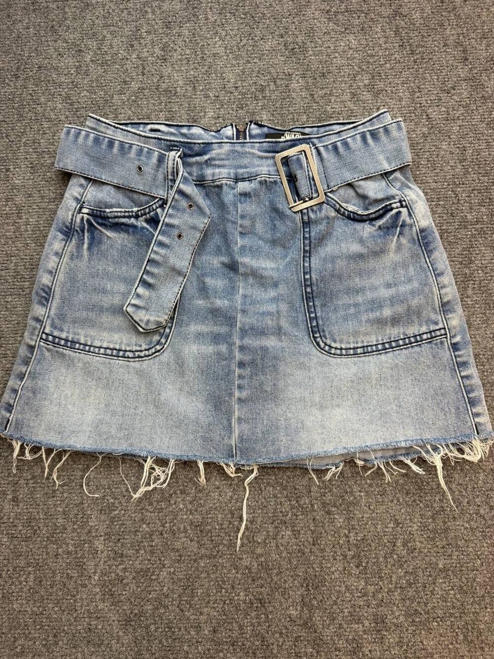 Y2K Rewash Women’s Denim Mini Skirt Size 0/24 Belted Raw Hem Light Wash